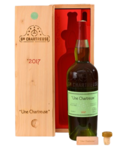Une 2017 Chartreuse Verte Liqueur 700 mL